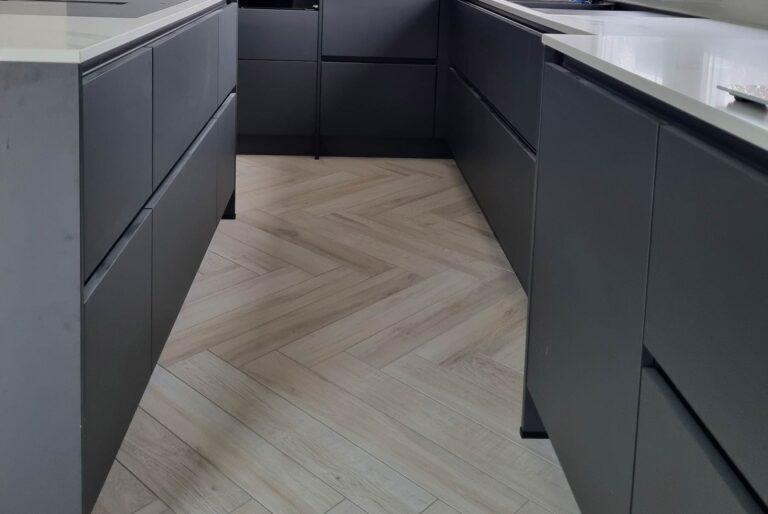 Wilhelm-Fliesenverlag-Cloppenburg-Bodenfliesen-Wandfliesen-Baeder-Sanierung-Westallee-Kueche-Grossformatfliesen