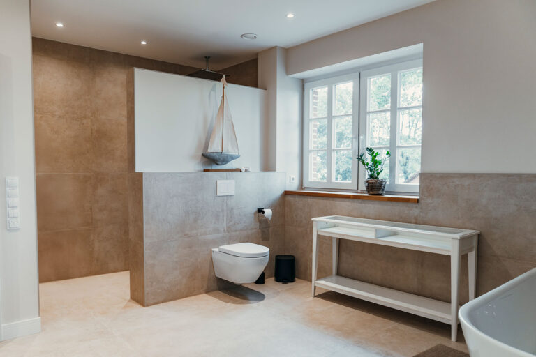 Wilhelm-Fliesenverlag-Cloppenburg-Bodenfliesen-Wandfliesen-Baeder-Sanierung-Westallee-Wandfliese-Badezimmer-Dusche