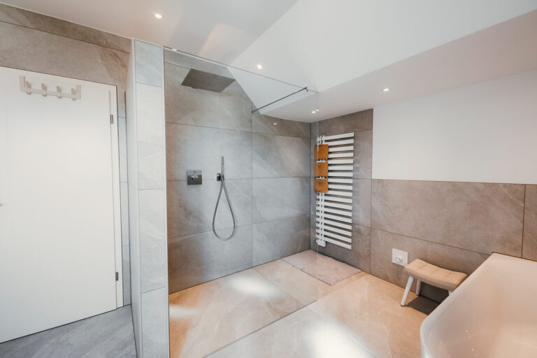 Wilhelm-Fliesenverlag-Cloppenburg-Bodenfliesen-Wandfliesen-Baeder-Sanierung-Westallee-Wandfliese-Badezimmer-Dusche-Bodenfliese