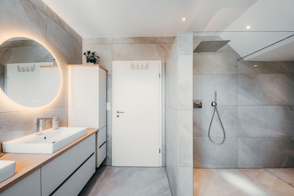 Wilhelm-Fliesenverlag-Cloppenburg-Bodenfliesen-Wandfliesen-Baeder-Sanierung-Westallee-Wandfliese-Badezimmer-Dusche-Wandspiegel