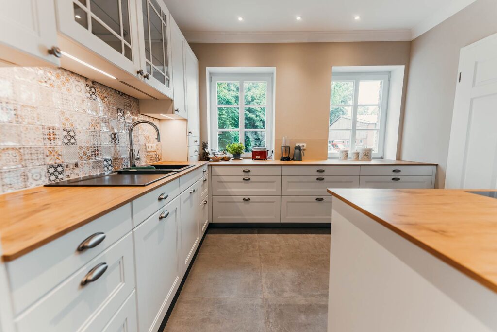 Wilhelm-Fliesenverlag-Cloppenburg-Bodenfliesen-Wandfliesen-Baeder-Sanierung-Westallee-Wandfliese-Flur-Küche-Fliesen-Mosaik