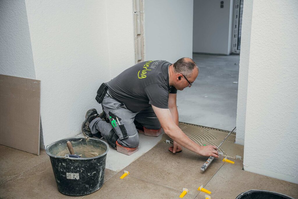 Wilhelm-Fliesenverlag-Cloppenburg-Bodenfliesen-Wandfliesen-Baeder-Sanierung-Westallee-Wandfliese-Flur-Badezimmer-Bodenfliese